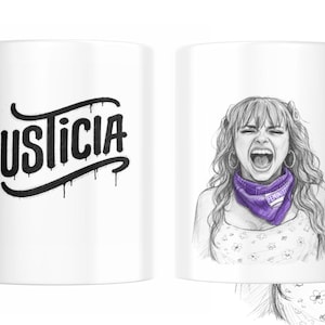 Könnte beinhalten: Weiße Keramik-Tasse mit einer Schwarz-Weiß-Illustration. Eine Seite zeigt das Wort "Justicia" in einer Graffiti-Schriftart, die andere Seite zeigt eine Frau mit lila Schal, die schreit. Der Henkel hat ein schwarzes weibliches Symbol.