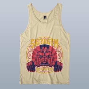 Puede incluir: Una camiseta de tirantes beige con un gráfico de un personaje de dibujos animados musculoso levantando una barra. El gráfico está rodeado por un diseño circular amarillo y dorado con el texto "SAIAYGYM" y "GET OVER 9000".