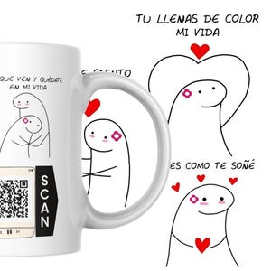 Puede incluir: Taza de cerámica blanca con una ilustración en blanco y negro de dos figuras de palo. La taza tiene el texto "Tu eres el pincel" y "Tu llenas de color mi vida" en la parte delantera. La taza también tiene un código QR y la palabra "SCAN" en la parte delantera.