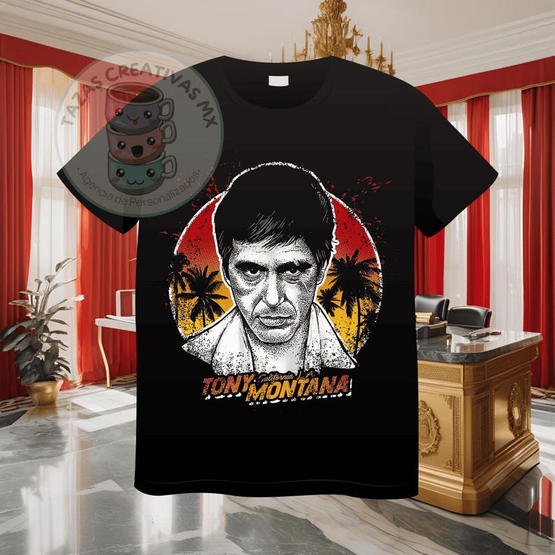 Pode incluir: Camiseta preta com um gr&aacute;fico de Tony Montana do filme Scarface. O gr&aacute;fico apresenta um p&ocirc;r do sol, palmeiras e o texto "Tony Montana".