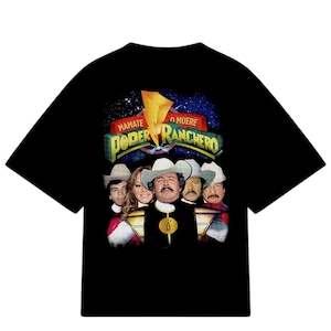 Puede incluir: Camiseta negra con un estampado gráfico de un grupo de personas vestidas de vaqueros. El gráfico presenta el texto "Mamate o Muere Poder Ranchero" y un rayo.