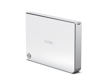 Puede incluir: Un dispositivo rectangular plateado con bordes redondeados. La palabra "ETONIC" está impresa en una fuente gris claro en la parte delantera. Un pequeño botón circular es visible en la esquina inferior izquierda del dispositivo.