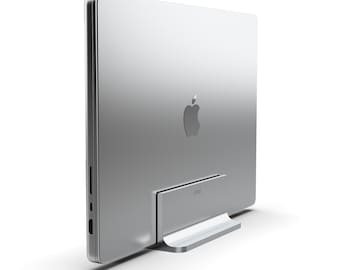 Puede incluir: Un monitor de ordenador plateado con un soporte. El logotipo de Apple es visible en la parte posterior del monitor. El soporte es de metal plateado y tiene la palabra "SONC" impresa.