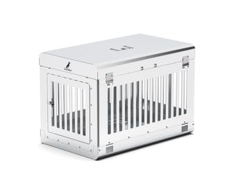 Puede incluir: Una jaula para perros de metal blanco con forma rectangular. La jaula tiene barras verticales en los laterales y la puerta, con una parte superior sólida y una pequeña puerta en la parte delantera. El logotipo de la marca es visible.