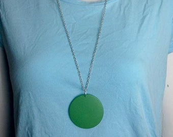 Collar de moda llamativo con disco verde y cadena larga