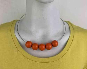 Collar de moda llamativo con cuentas naranjas