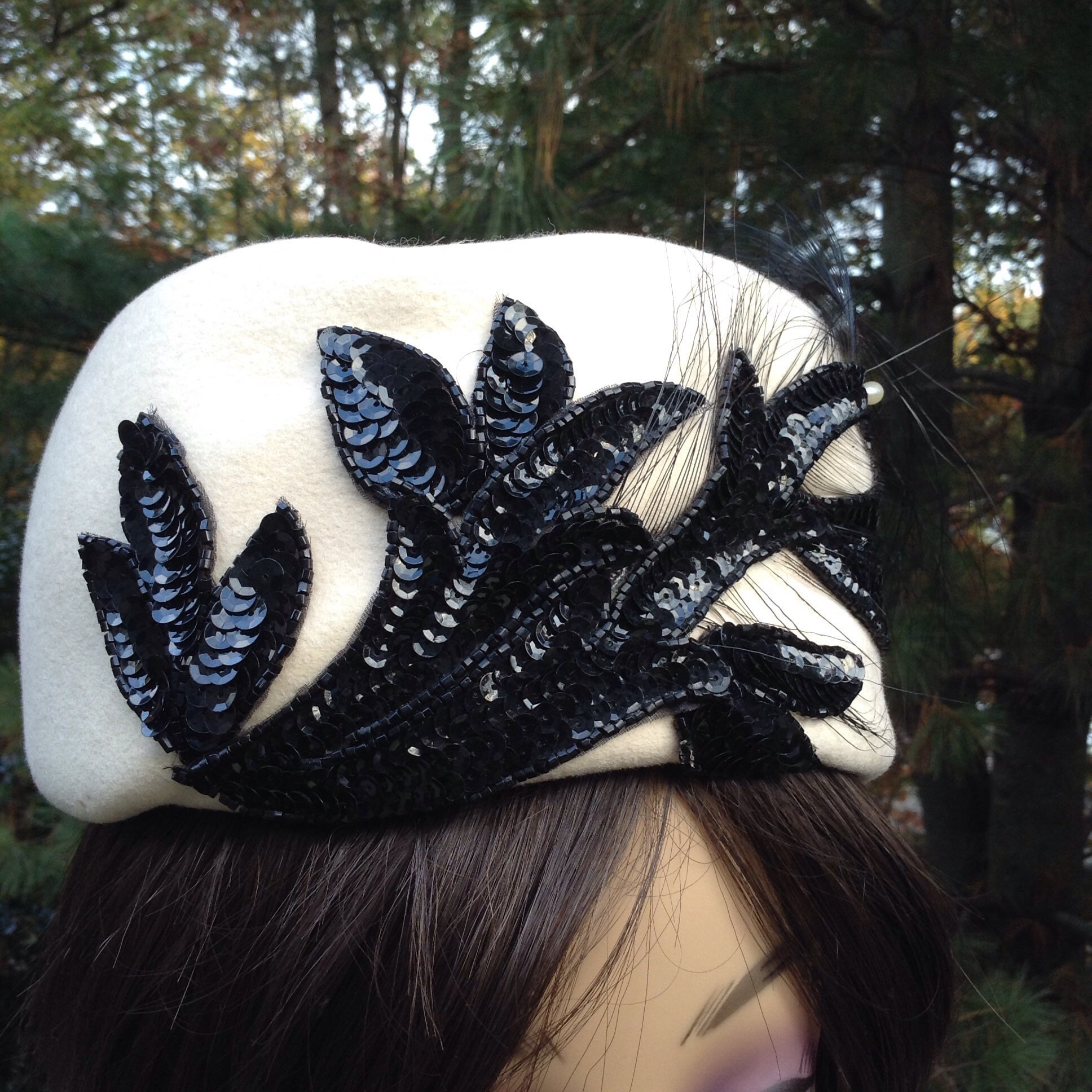 Vintage Wool Felt Pillbox Ivory Black Sequin Ostrich  display picture 1