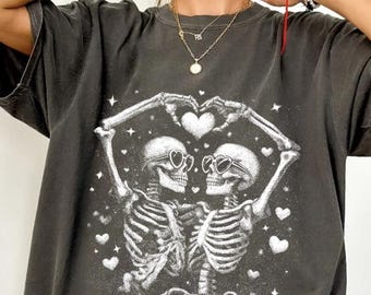Camiseta de pareja de esqueletos de San Valentín, camiseta romántica gótica de San Valentín, camiseta preppy de San Valentín, camiseta de manos de corazón con esqueletos de amor Comfort Colors®