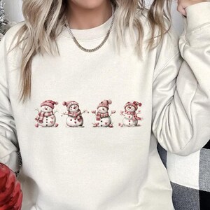Uroczy różowy sweter świąteczny z bałwankiem, prezent świąteczny, bluza z bałwankiem, minimalistyczna bluza, koszulka na ten sezon, damska koszulka świąteczna