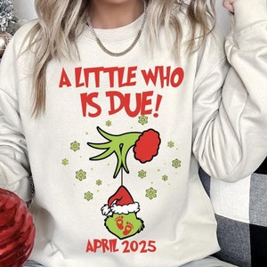 Bluza z nadrukiem Grincmas Pregnancy Announcement, Christmas Maternity, Christmas Pregnancy Shirt, A little who is due bluza, Baby Reveal