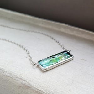 Handgjort texturerat halsband i färgat glas A486