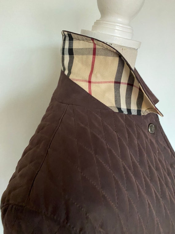 chaqueta burberry talle 40 color marrón medidas axila cuarenta y siete cm pecho cuarenta y tres centímetros hombro cuarenta y un centímetro