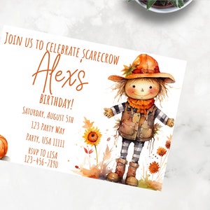 Puede incluir: Una tarjeta de invitación blanca con una ilustración de acuarela de un espantapájaros con una calabaza, girasoles y hojas de otoño. El texto en la tarjeta dice "¡Únete a nosotros para celebrar el cumpleaños del espantapájaros Alex! Sábado, 5 de agosto, 123 Party Way, Party, USA 11111, RSVP a Lisa 123-456-7890".