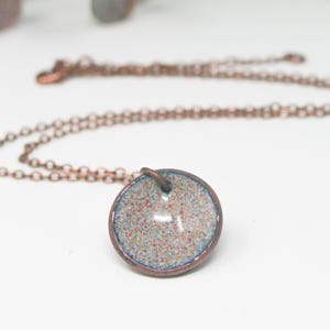 Collana con penny smaltato a forma di torta di compleanno - Multicolore, Gioiello in rame con coriandoli, Regalo con penny portafortuna, Collana personalizzata, Regalo per lei