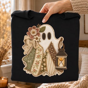 Patchwork Ghost PNG, primitivt Halloween-spöke med lykta, mysig Cottagecore-tygapplikation i skjorta, höstspöke PNG, digital nedladdning