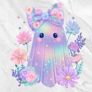 Pode incluir: Ilustra&ccedil;&atilde;o de um fantasma pastel com um grande la&ccedil;o adornado com flores. O fantasma &eacute; rodeado por v&aacute;rias flores em tons de rosa, roxo e azul. O fundo tem uma textura marmoreada.