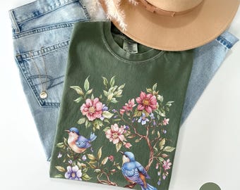Vögel und Blumenbaum Shirt, Boho Natur T-Shirt, Komfort Farben Wunderliches Vogel & Blumen T-Shirt, Gemütliches Cottagecore Geschenk für Naturliebhaber