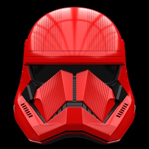 Könnte beinhalten: Ein roter Plastikhelm mit Visier und einer strukturierten Oberfläche. Der Helm hat ein futuristisches Design und erinnert an einen Charakter aus einem Science-Fiction-Film.