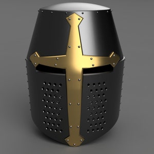 Puede incluir: Un casco negro con un diseño de cruz dorada. El casco tiene una visera con una serie de pequeños agujeros.