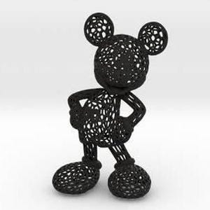 Könnte beinhalten: Eine schwarze 3D-gedruckte Figur von Mickey Mouse in stehender Pose mit den Händen in den Hüften. Die Figur ist aus einem feinen, netzartigen Material gefertigt.