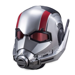 Puede incluir: Un casco de Ant-Man plateado y rojo con una visera negra y una franja roja en el lateral. El casco tiene una boquilla negra y una antena negra en el lateral.
