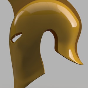 Op de afbeelding: Een goudgeel Spartaanse helm met een glad, reflecterend oppervlak. De helm heeft een gebogen ontwerp met een prominente kam en oogopeningen, wat een klassieke historische esthetiek laat zien.