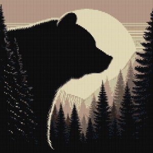 Puede incluir: Una silueta de oso negro sobre un fondo de luna llena y un bosque de pinos. La luna es de color amarillo pálido y los árboles son de color verde oscuro.