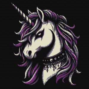 Puede incluir: Un unicornio blanco con una melena y cola de color morado y negro. El unicornio tiene un collar negro con tachuelas alrededor del cuello. El fondo es negro.