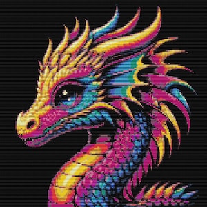 Könnte beinhalten: Ein farbenfroher, neonfarbener Drache mit gelben, rosa, blauen und grünen Schuppen. Der Drache blickt nach links und hat einen großen, stacheligen Kamm auf dem Kopf.
