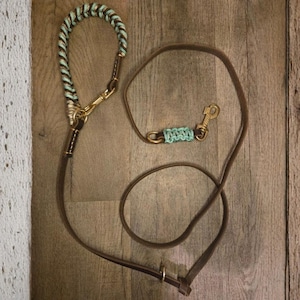 Correa de cuero para perros de doble extremo con manos libres y detalles de paracord trenzado.