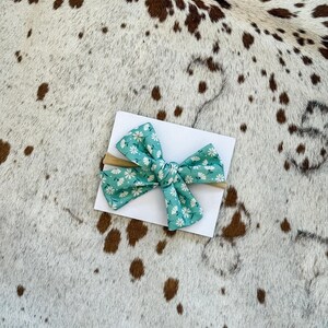 Teal Daisy Baby Bow Headband – Soft Nylon Band | Alligator Clip | Baby Girl Hair Accessory | Handmade Baby Bow