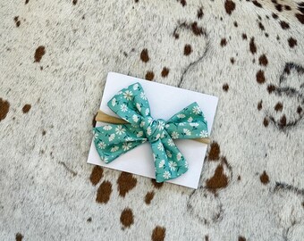 Diadema con lazo de margaritas verde azulado para bebé: banda de nailon suave, pinza de cocodrilo, accesorio para el cabello de niña, lazo hecho a mano.