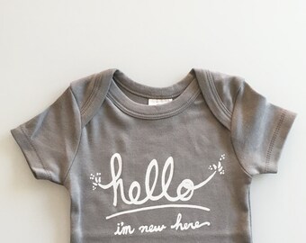 Hallo ich bin neu hier - geschlechtsneutral Baby-Geschenk (0-3 Mo - grau)