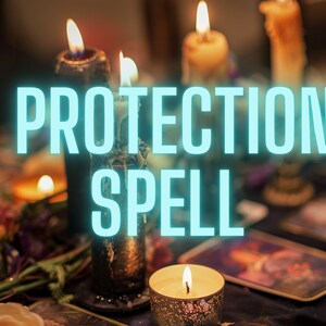 Könnte beinhalten: Ein Schutzzauber mit Kerzen und Tarotkarten. Der Text "PROTECTION SPELL" ist in blauen Neonbuchstaben geschrieben.
