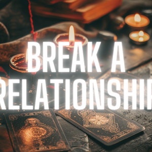 Puede incluir: Cartas de tarot con fondo negro y detalles dorados, iluminadas por la luz de las velas. El texto "BREAK A RELATIONSHIP" se superpone a la imagen.