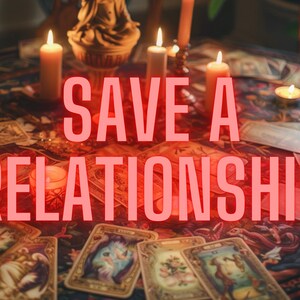 Puede incluir: Una escena tenue con cartas del tarot, velas encendidas y el texto "SAVE A RELATIONSHIP" en rojo. Las cartas están dispuestas sobre una tela estampada, con varias velas encendidas que emiten un brillo cálido. La imagen sugiere un tema místico o espiritual.