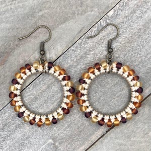 Boucles d'oreilles créoles en micro macramé - Cadeau minimaliste écaille de tortue marron, bijoux noués légers, cordon en nylon marron