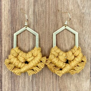 Boucles d&#39;oreilles franges géométriques moutarde. Boucles d&#39;oreilles en macramé moutarde. Grandes boucles d&#39;oreilles en macramé. Boucles d&#39;oreilles à franges nouées.  Boucles d&#39;oreilles tendance moutarde.