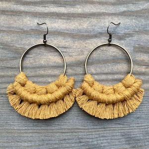 Boucles d&#39;oreilles jaune moutarde. Boucles d&#39;oreilles en macramé jaune moutarde. Grandes boucles d&#39;oreilles. Boucles d&#39;oreilles à franges nouées. Mode bohème.