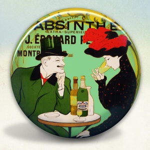 Puede incluir: Un anuncio vintage para J. Édouard Pernod Absinthe Extra-Supérieur. La imagen muestra a un hombre y una mujer sentados a una mesa con botellas de absenta y vasos. El hombre lleva un abrigo verde y un sombrero de copa. La mujer lleva un vestido negro con detalles rojos y un gran sombrero. El texto del anuncio dice "Absinthe Extra-Supérieur J. Édouard Pernod Société Montreuil."