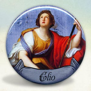 Puede incluir: Un botón redondo con una pintura de una mujer sosteniendo un bastón. La mujer lleva una túnica roja, azul y dorada. El botón tiene la palabra "Clio" escrita en él.