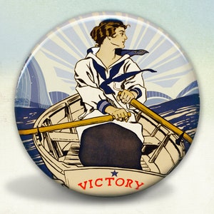 Könnte beinhalten: Ein Vintage-Propagandaplakat mit einer Frau in Matrosenuniform, die ein Boot in Richtung eines sonnenbeschienenen Horizonts rudert. Das Plakat trägt die Aufschrift "VICTORY" mit einem Stern.