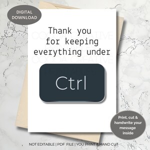 K&ouml;nnte beinhalten: Druckbare Karte mit dem Text "Danke, dass du alles unter Kontrolle h&auml;ltst" und einem grauen Knopf mit dem Wort "Ctrl" darauf. Die Karte ist wei&szlig; mit schwarzem Text und einem grauen Rand. Die Karte ist zum Ausdrucken, Ausschneiden und handschriftlichen Beschreiben gedacht.