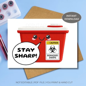 Puede incluir: Un contenedor rojo para objetos punzantes con una cara sonriente y el texto "STAY SHARP!" en un bocadillo. El contenedor tiene una etiqueta de "CAUTION" con un símbolo de riesgo biológico. Las palabras "INSTANT DOWNLOAD" están en un óvalo gris.
