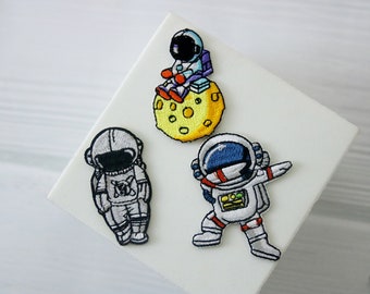 gorgeous spaceman patch, astronaut patch, on the moon, iron on patch, embroidered patch, applique, iron on clothing labels,