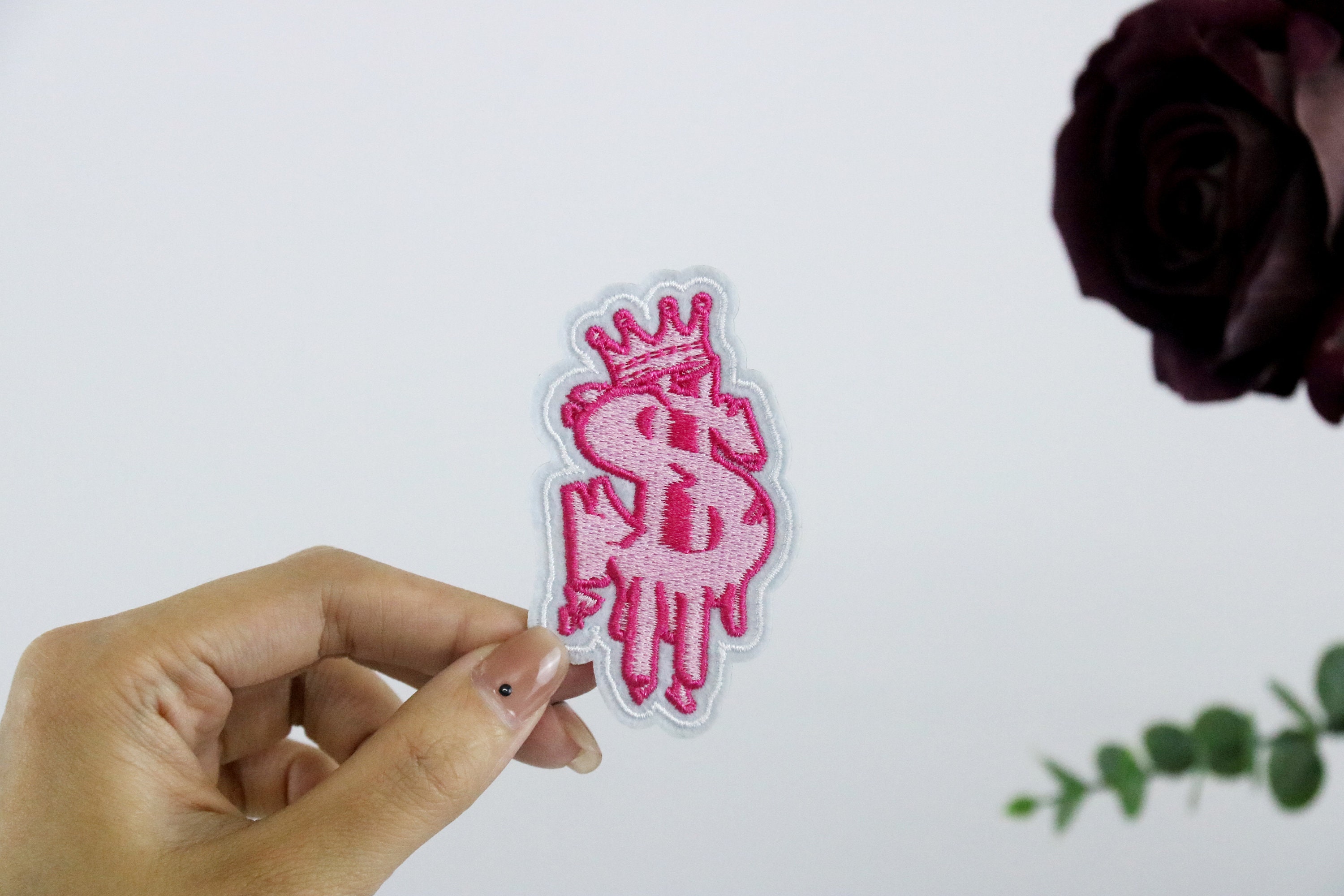 Patch Ricamato Rosso Simbolo Dollaro USA – Ricamo Da Stirare/Cucire Su Cappello, Giacca Hip Hop