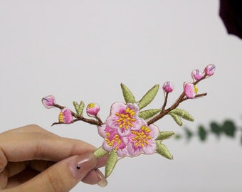 ピンクの桜のワッペン、花のワッペン、アイロンワッペン、刺繍ワッペン、アップリケ、アイロンで付ける衣類ラベル、