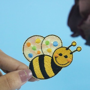 honeybee patch, iron on patch, embroidered patch, applique, iron on clothing labels,