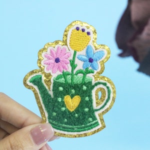 chenillegrön blomma vattenkanna lapp, stryklapp, broderad lapp, applikation, stryklappar på klädetiketter,