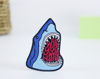 Wish you were here-patch, haaienpatch, opstrijkbare patch, geborduurde patch, appliqué, opstrijkbare kledinglabels,